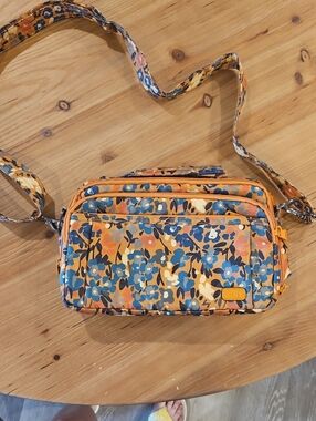 Lug Scoop Crossbody